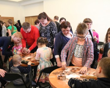 Ziemassvētku labdarības tirdziņa - izstādes atklāšana un cepumu cepšanas meistarklase